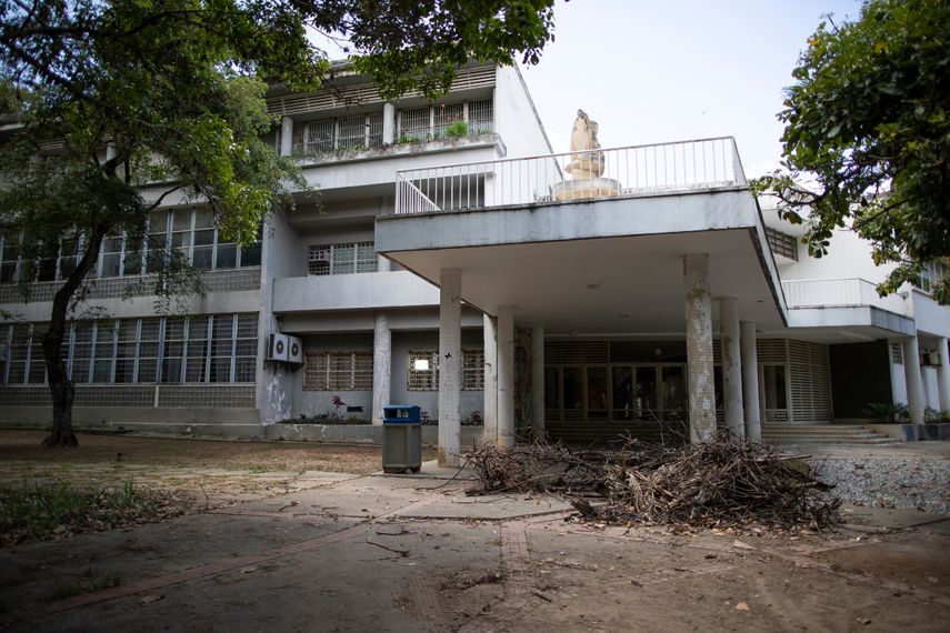 La entrada de la Facultad de Medicina de la Universidad Central de Venezuela (UCV) está vacía en Caracas, Venezuela, el miércoles 7 de julio de 2021.