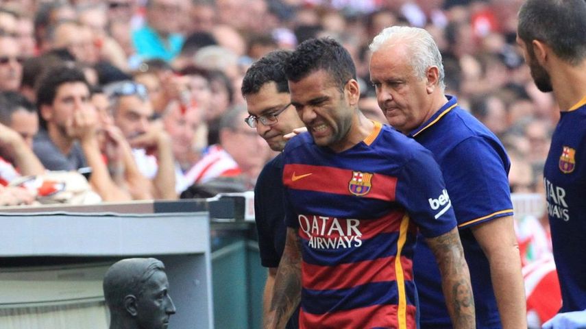 Alves salió lesionado en el primer partido de liga. (EFE)