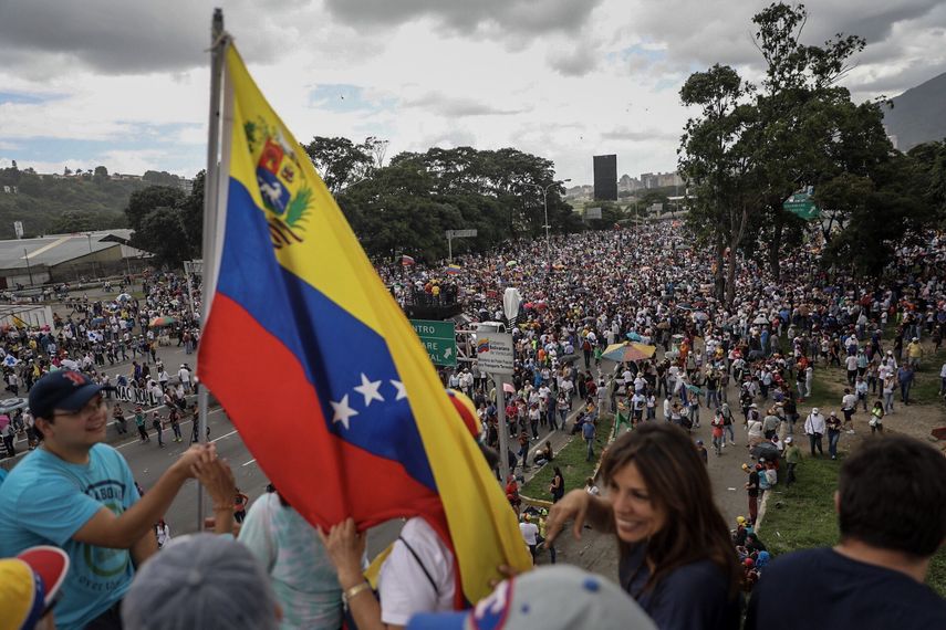 La de este lunes será la primera de muchas marchas y, en este sentido, convocaron para el 17 de marzo una protesta nacional y mundial en contra del fraude&nbsp;y por el derecho de los venezolanos a elegir.&nbsp;