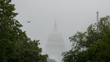 Foto de archivo, 22 de mayo de 2020, de la c&uacute;pula del Capitolio, Washington, a trav&eacute;s de una espesa niebla.&nbsp;