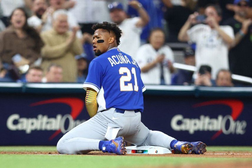 El venezolano Ronald Acuña Jr. reacciona luego de llegar a salvo a la tercera base en un juego del Clásico Mundial de Béisbol, el 16 de marzo de 2026.