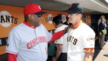 La leyenda de los Gigantes de San Francisco, Jeff Kent (der.), conversa con Dusty Baker #12, mánager de los Rojos de Cincinnati, en el Día de las Leyendas de los Gigantes de San Francisco, antes de un partido de béisbol de la MLB entre los Rojos de Cincinnati y los Gigantes de San Francisco el 11 de junio de 2011 en el AT&T Park de San Francisco, California.&nbsp;