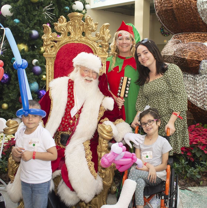 Una familia posa junto a Santa Claus. 