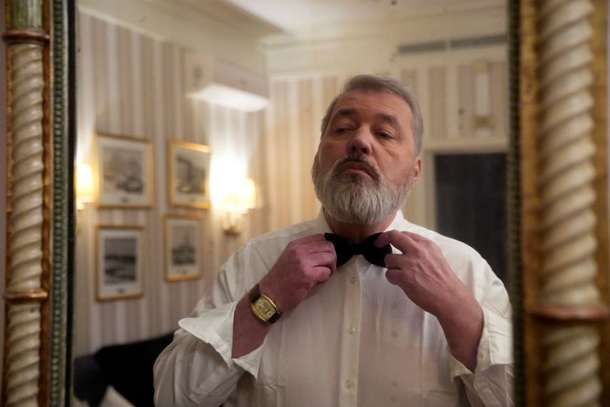 El ganador del Premio Nobel de la Paz Dmitry Muratov de Rusia se arregla para el banquete en su habitación de hotel en Oslo, Noruega.