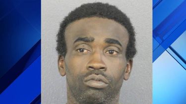  Anthony McDougle, de 40 años, apuntó con un arma a la víctima y se llevó $ 80 en efectivo y su teléfono celular.