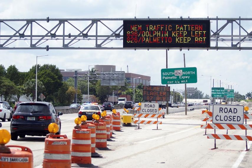Señalización indicando cambios en el sistema vial de la autopista 826 (FRANK DÍAZ DONIKIÁN)