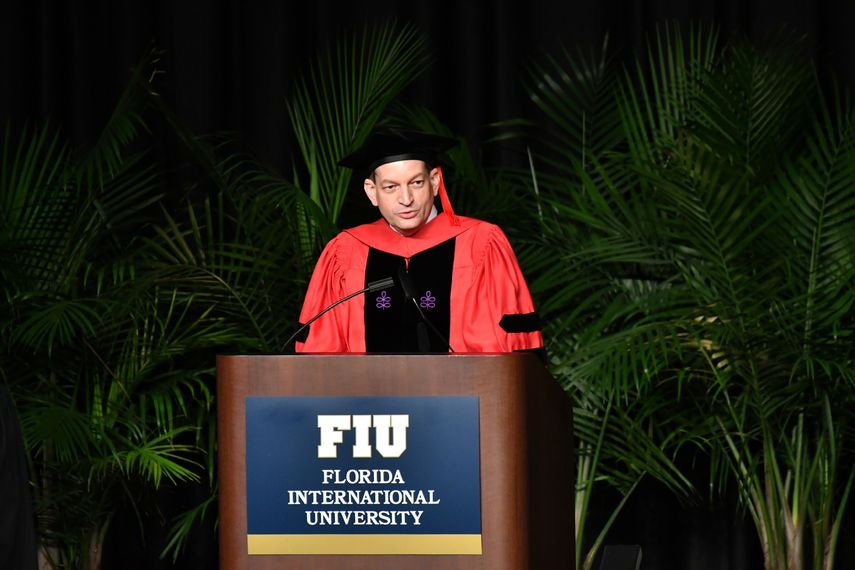 Alexander Acosta, Secretario de Trabajo, presidió este viernes la ceremonia de graduación en FIU.