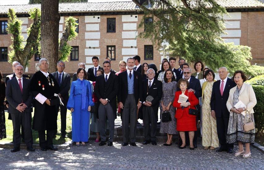 Luis Mateo Díez posa junto a los reyes de España, personalidades del Gobierno y su familia, tras la entrega del Premio Miguel de Cervantes 2023 en el paraninfo de la Universidad de Alcalá, a 23 de abril de 2024, en Alcalá de Henares (España).