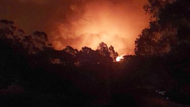 Foto del 31 de diciembre del 2019 suministrada por la residente Siobhan Threlfall que muestra las llamas que se acercan a Nerrigundah, una de las localidades m&aacute;s golpeadas por los incendios forestales de Australia.&nbsp;