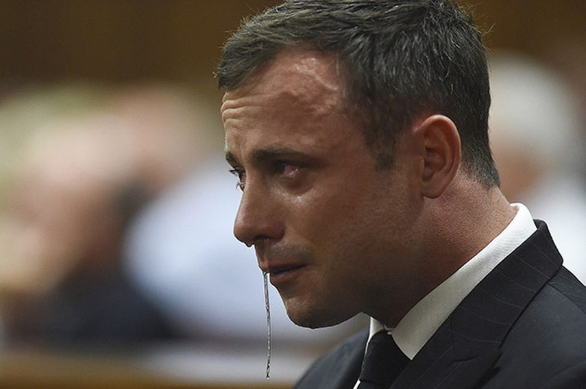 El atleta paralímpico Oscar Pistorius llora sentado en el banquillo del Tribunal Superior de Pretoria donde tuvo lugar, la lectura del veredicto de su juicio al atleta acusado de matar a tiros a su novia. (EFE)