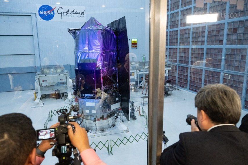 Periodistas fotografían el Telescopio Espacial Nancy Grace Roman durante su presentación al público en el Centro de Vuelos Espaciales Goddard de la NASA en Greenbelt, Maryland, el 21 de abril de 2026.
