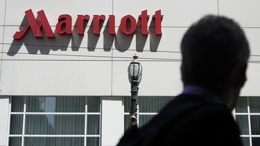 Una persona pasa frente al hotel San Francisco Marriott Union Square en San Francisco. &nbsp;