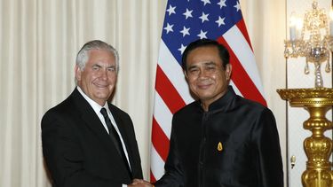 El primer ministro tailandés, Prayut Chan-o-cha (dcha), recibe al secretario de Estado de EEUU, Rex Tillerson.