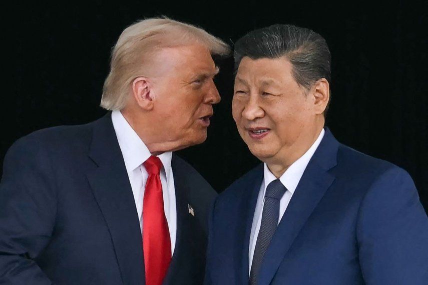 El presidente estadounidense Donald Trump (izq.) conversa con el presidente chino Xi Jinping mientras se dan la mano tras sus conversaciones en la base aérea de Gimhae, ubicada junto al aeropuerto internacional de Gimhae en Busan, el 30 de octubre de 2025.&nbsp;&nbsp;