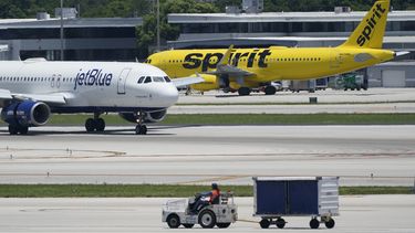 Un avión de JetBlue y uno de Spirit Airlines en el Aeropuerto Internacional Fort Lauderdale-Hollywood 