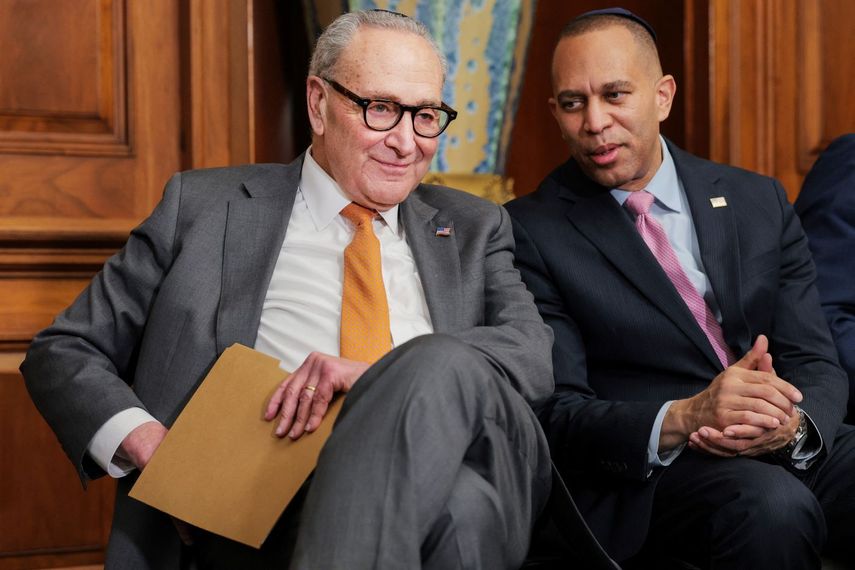 El líder de la minoría demócrata en el Senado Chuck Schumer junto a su homólogo demócrata en la Cámara Baja, Hakeem Jeffries.