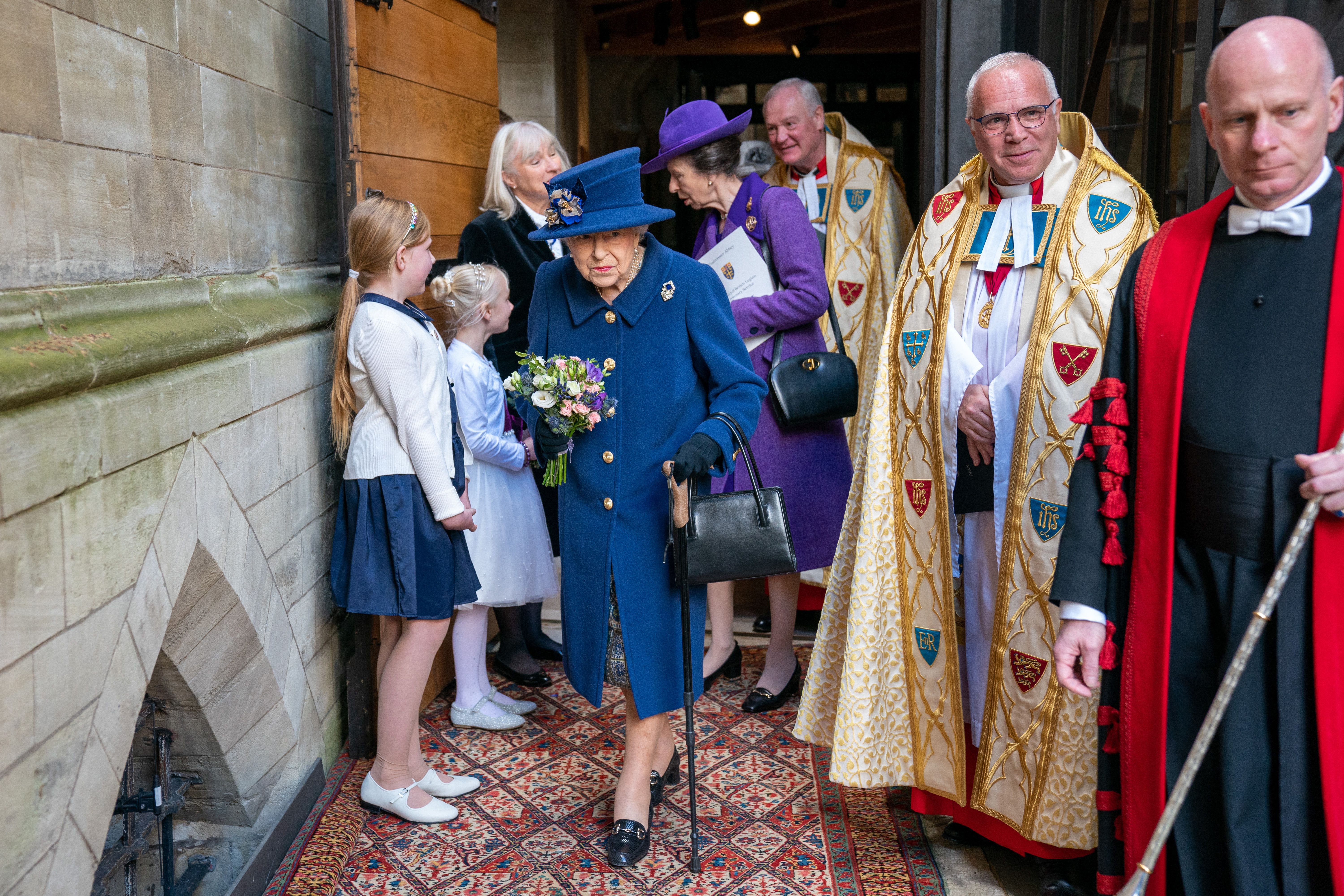 La reina Isabel II de Gran Bretaña y la princesa Ana parten después de asistir a un Servicio de Acción de Gracias para conmemorar el Centenario de la Legión Real Británica en la Abadía de Westminster en Londres el 12 de octubre de 2021. La reina Isabel II de Gran Bretaña y la princesa Ana parten después de asistir a un Servicio de Acción de Gracias para conmemorar el Centenario de la Legión Real Británica en la Abadía de Westminster en Londres el 12 de octubre de 2021.