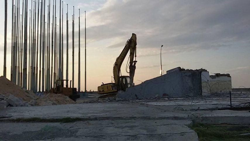 Fotografía de una excavadora demoliendo la Tribuna Antimperialista de La Habana publicada por Diario de Cuba de la cuenta de Facebook de Sebastian Milo.
