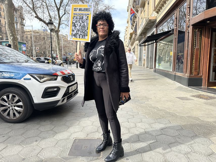 Teresa Rodríguez, madre de tres presos políticos, exige, frente al consulado cubano en Barcelona, la liberación de estos.