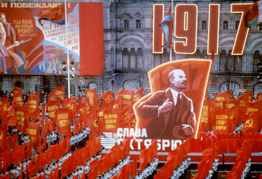 La gente lleva banderas rojas y un retrato de Vladimir Ilich Lenin durante la celebración del 68º aniversario de la Gran Revolución Socialista de Octubre en la Plaza Roja, Moscú, Rusia, el 7 de noviembre de 1985. &nbsp;