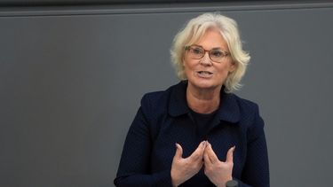 La ministra de Defensa de Alemania, Christine Lambrecht, pronuncia un discurso durante una reunión del parlamento federal alemán, Bundestag