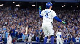George Springer, número 4 de los Toronto Blue Jays, lanza su bate tras conectar un jonrón de tres carreras contra los Seattle Mariners durante la séptima entrada del séptimo juego de la Serie de Campeonato de la Liga Americana en el Rogers Centre el 20 de octubre de 2025 en Toronto, Ontario.&nbsp;