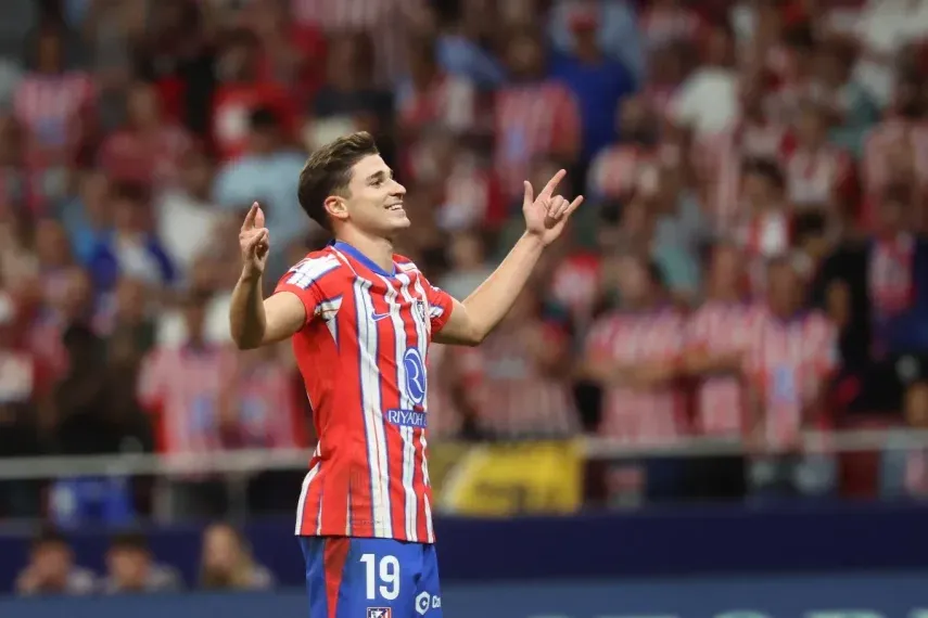 El atacante argentino del Atlético de Madrid, Julián Álvarez, celebra luego de anotar el tercer gol de su equipo ante el Valencia, el 15 de septiembre de 2024.