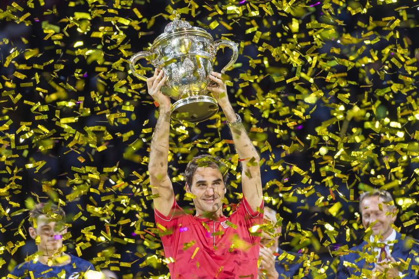 Roger Federer alza el trofeo despu&eacute;s de conquistar por 10ma vez el torneo de su natal Basilea, Suiza, al vencer en la final al australiano &Aacute;lex de Mi&ntilde;aur, el domingo 27 de octubre de 2019.&nbsp;