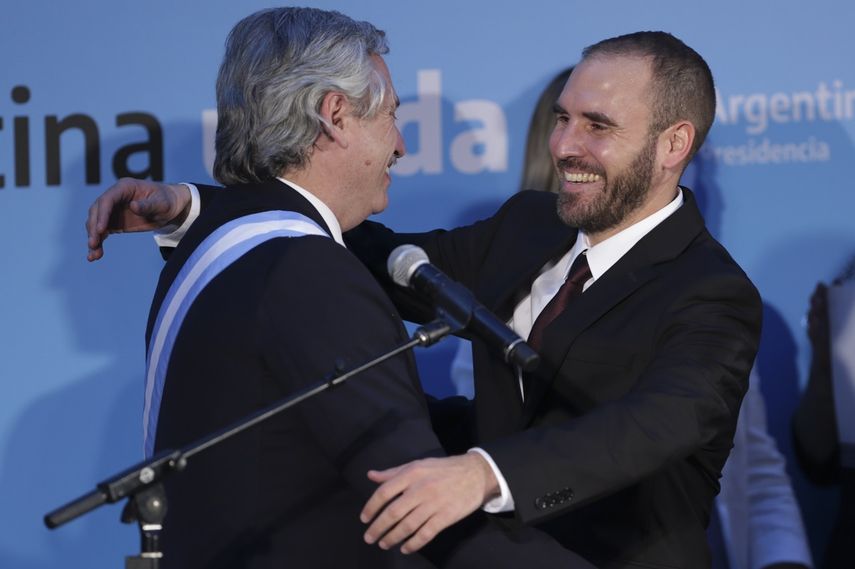 El presidente de Argentina, Alberto Fernández, a la izquierda, abraza a Martín Guzmán después de nombrarlo ministro de Economía en el palacio presidencial en Buenos Aires, Argentina, el martes 10 de diciembre de 2019.