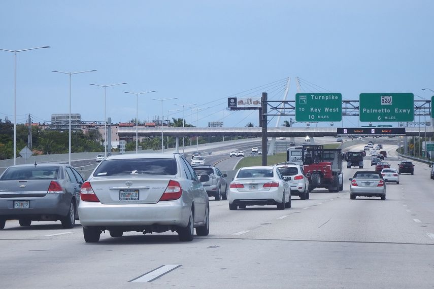 La autopista 836, conocida también como Dolphin Expressway, enlaza el condado Miami-Dade de este a oeste.