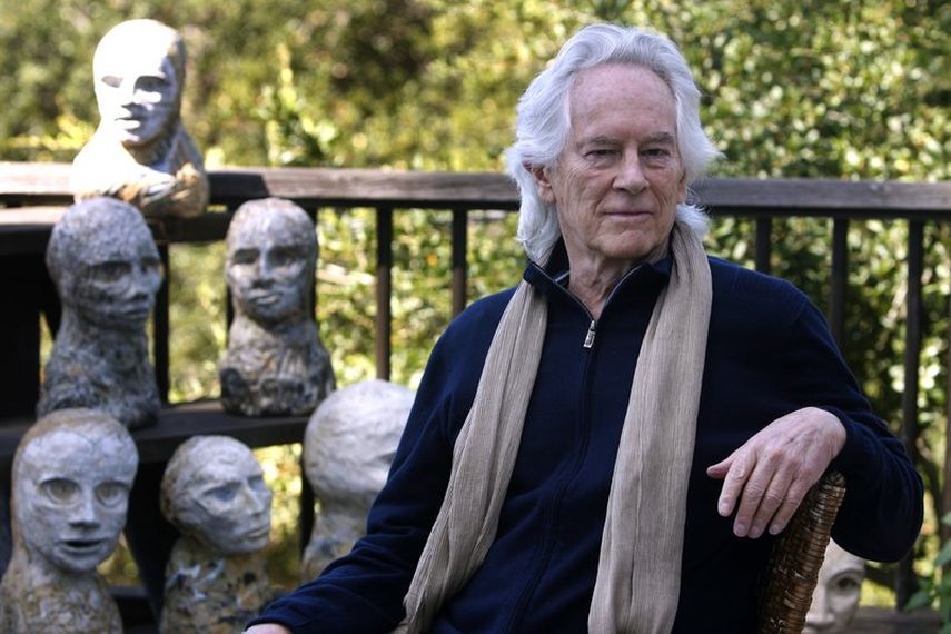 En esta foto de archivo del 16 de septiembre de 2010, el poeta Beat Michael McClure es visto en su terraza con esculturas de su esposa, la artista Amy Evans McClure, en su casa en Oakland, California.&nbsp;