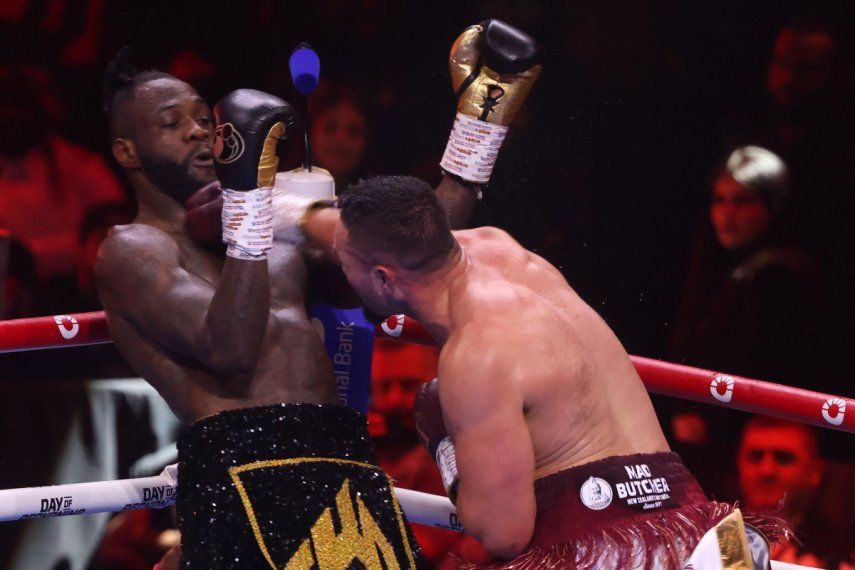 Deontay Wilder (izquierda) compite contra Joseph Parker en un combate de boxeo que tuvo lugar en Arabia Saudí, el 23 de diciembre de 2023.