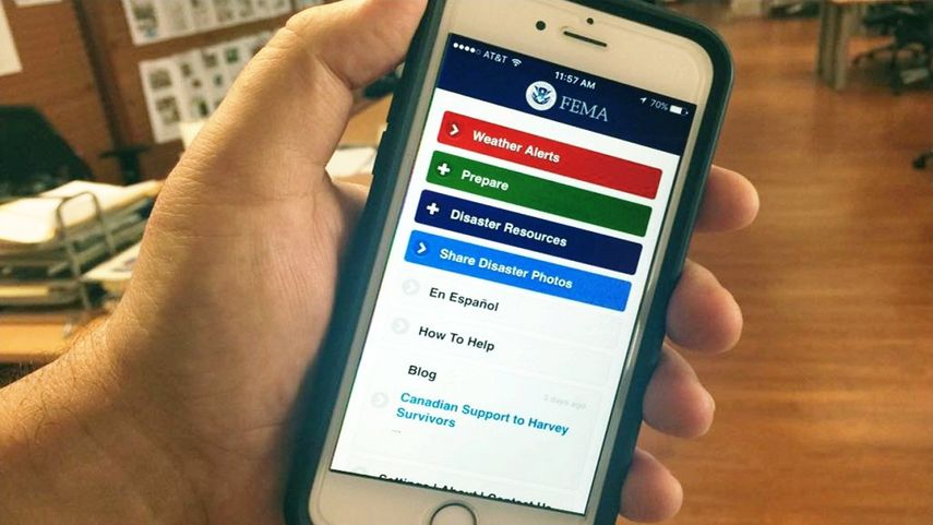FEMA cuenta con una aplicación móvil en Apple Store o Google Play.