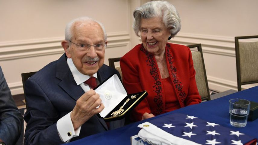 El médico Virgilio Beato en una ceremonia en la que se celebraron sus cien años de vida.