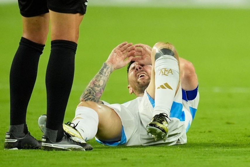 Lionel Messi de Argentina hace una mueca de dolor durante el partido final de la Copa América contra Colombia en Miami Gardens, Florida, el domingo 14 de julio de 2024. 