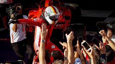Vettel celebra con sus compañeros de la escudería Ferrari.