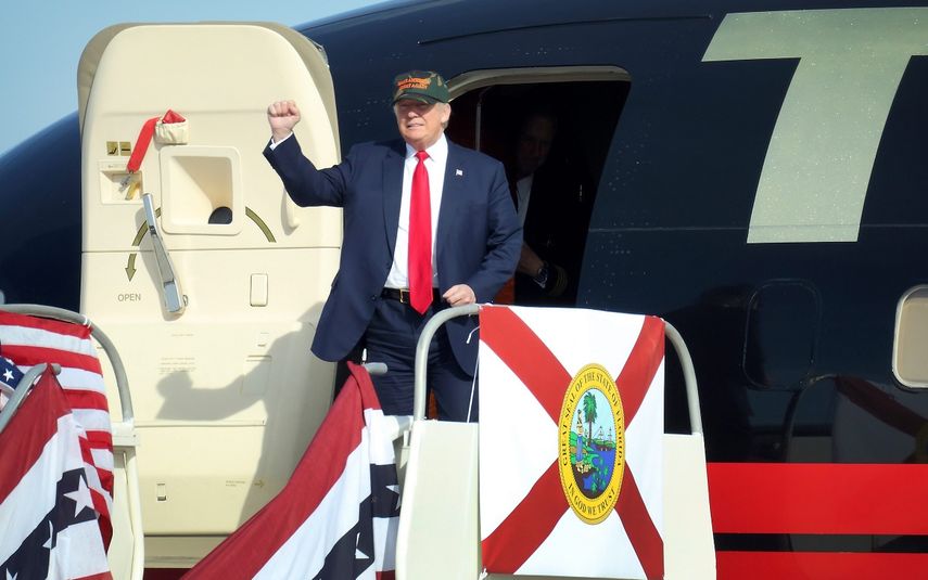 El candidato presidencial republicano&nbsp;Donald&nbsp;Trump&nbsp;saluda al llegar a un evento de campaña&nbsp;electoral en el aeropuerto internacional de Sanford, Florida.