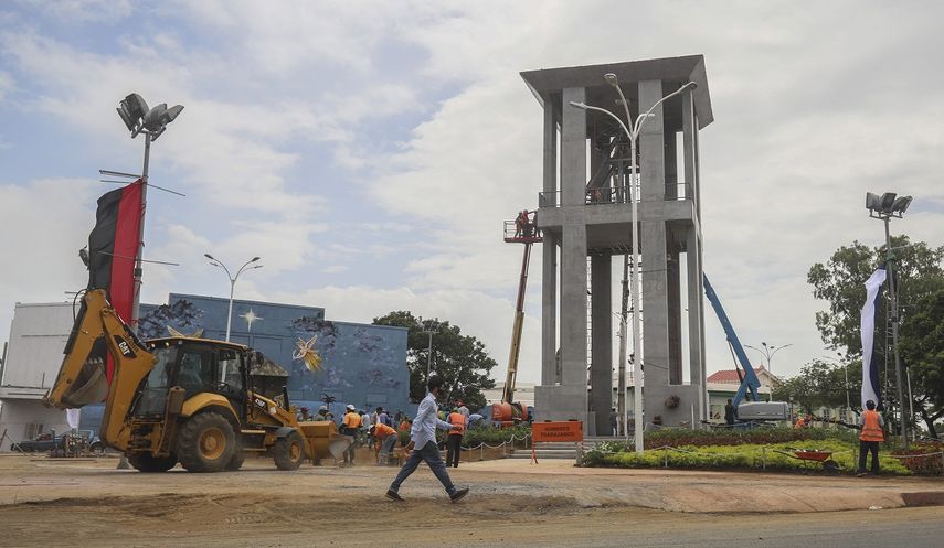 Varios trabajadores preparan un nuevo monumento, llamado la Campana de la Paz, el viernes 17 de julio de 2020, en Managua, Nicaragua.&nbsp;