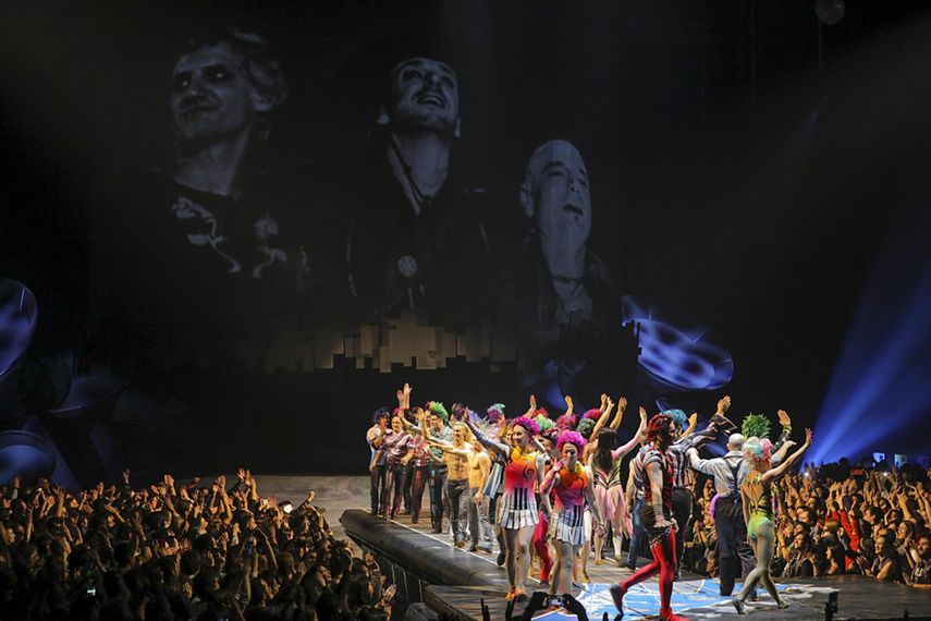 El Cirque&nbsp;du&nbsp;Soleil en su espectáculo Séptimo Día, en el que rinde tributo y mezcla su propuesta circense con la música y los éxitos de la banda argentina Soda Stereo.