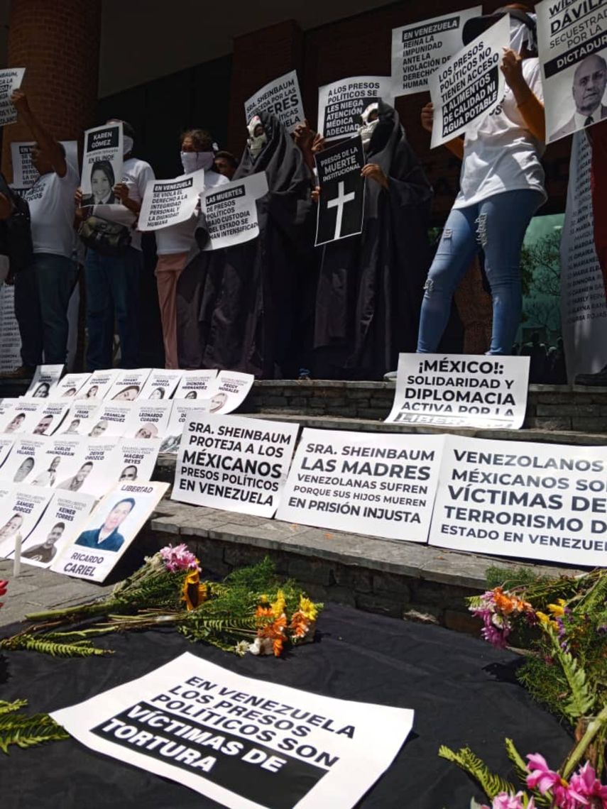 Señora Sheinbaum, las madres venezolanas sufren porque sus hijos mueren en prisión injusta, indicaron los manifestantes del Comité por la Libertad de los Presos Políticos durante protesta en la embajada de México, el 6 de mayo.