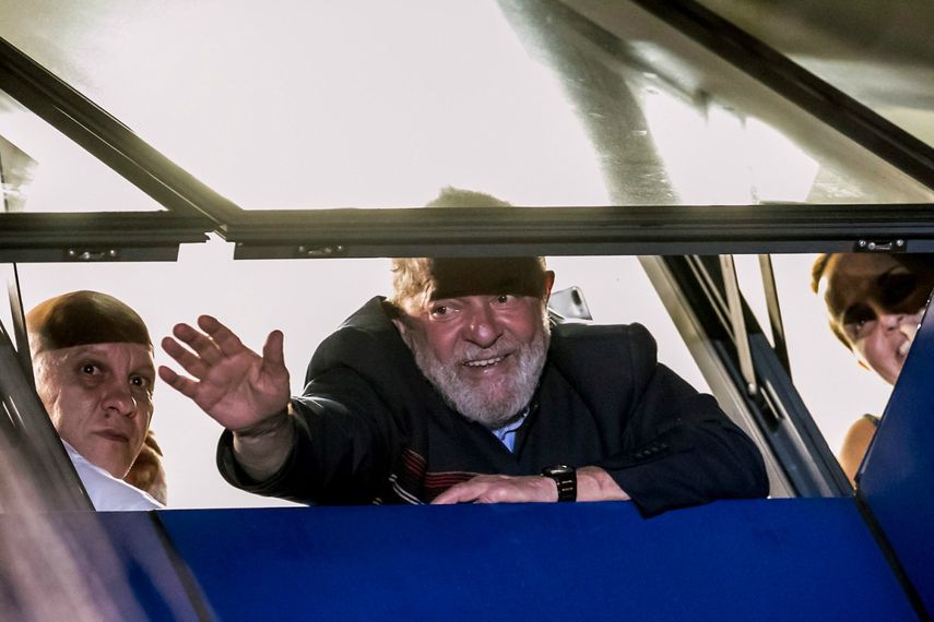 El expresidente brasileño Luiz Inacio Lula da Silva saluda hoy, 06 de abril de 2018, a los militantes del Partido de los Trabajadores (PT) en la sede del sindicato metalúrgico en Sao Bernando do Campo (Brasil).