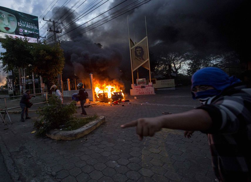Un vehículo&nbsp; incendiado&nbsp; en la cooperativa de ahorro y crédito Caruna, en Managua (Nicaragua).&nbsp;&nbsp;