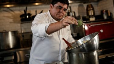 El chef colombiano Yulian Téllez prepara un plato con harina de coca en un restaurante de Bogotá, el 23 de agosto de 2022.