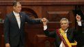 En esta fotografía de archivo del 24 de mayo de 2017, el presidente entrante Lenin Moreno, a la derecha, levanta la mano con el presidente saliente Rafael Correa, durante la ceremonia de juramentación presidencial, en Quito, Ecuador. Moreno solicitó el martes 2 de marzo de 2021 ser desafiliado del gobernante partido Alianza País que lo llevó al poder hace cuatro años. (AP Foto/Dolores Ochoa, Archivo) En esta fotografía de archivo del 24 de mayo de 2017, el presidente entrante Lenin Moreno, a la derecha, levanta la mano con el presidente saliente Rafael Correa, durante la ceremonia de juramentación presidencial, en Quito, Ecuador. Moreno solicitó el martes 2 de marzo de 2021 ser desafiliado del gobernante partido Alianza País que lo llevó al poder hace cuatro años. (AP Foto/Dolores Ochoa, Archivo)