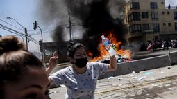 Un campamento improvisado de migrantes venezolanos arde después de ser incendiado por manifestantes durante una marcha de protesta contra la migración ilegal en Iquique, Chile, el 25 de septiembre de 2021.