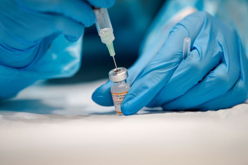 Una enfermera prepara una vacuna Pfizer para suministrarla a un paciente.