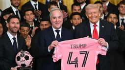 El delantero argentino del Inter Miami, Lionel Messi, el dueño del Inter Miami, Jorge Mas, y el presidente de Estados Unidos, Donald Trump, posan con una camiseta del 47 y un balón autografiado durante un evento en la Casa Blanca El delantero argentino del Inter Miami, Lionel Messi, el dueño del Inter Miami, Jorge Mas, y el presidente de Estados Unidos, Donald Trump, posan con una camiseta del 47 y un balón autografiado durante un evento en la Casa Blanca