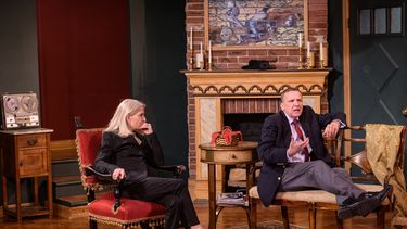 Los actores Catherine Russell y Charles Geyer actúan en el escenario en la obra de mayor duración Perfect Crime Off-Broadway en el Anne Bernstein Theatre en The Theatre Center el 27 de abril de 2021 en la ciudad de Nueva York.