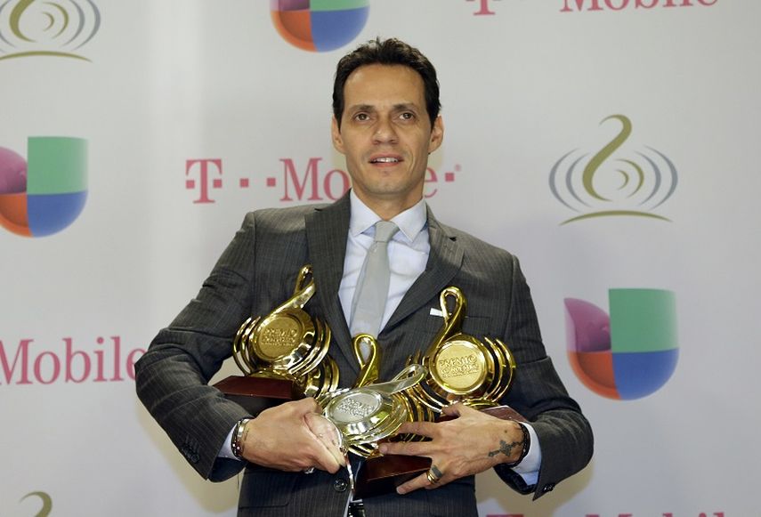 Marc Anthony posa junto a sus galardones de Premio Lo Nuestro. (AP)