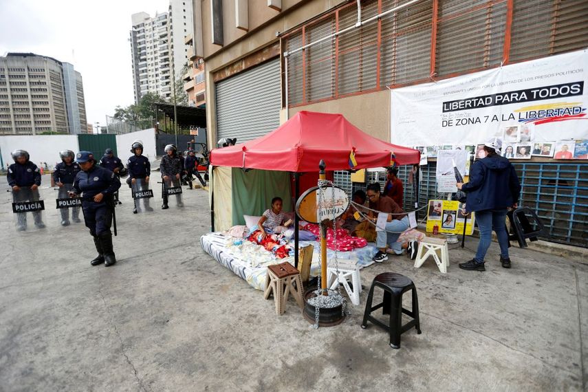 Familiares de presos políticos, quienes realizaron una huelga de hambre de casi una semana que finalizó la víspera, permanecen afuera de la prisión de la Zona 7 de la Policía Nacional Bolivariana (PNB) en Caracas el 20 de febrero de 2026.